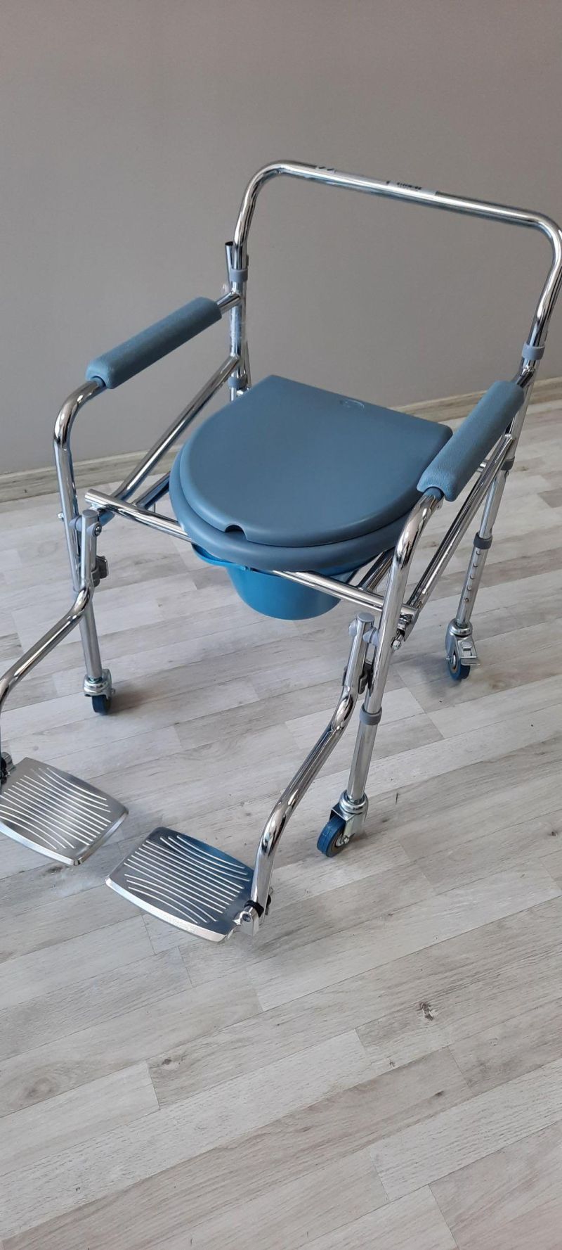 Customized Chrome Foldable Commode Toilet Chair for Elderly with Low Price Bme 668